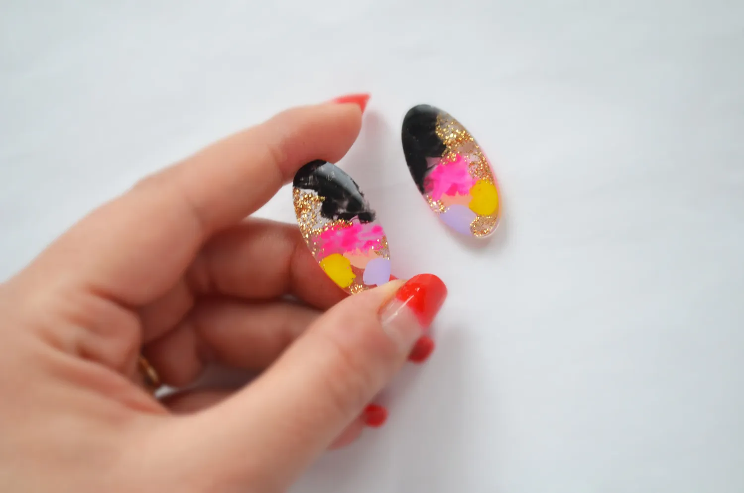 BooandBooFactory Pink and Black Oval øredobber rosa harpiks