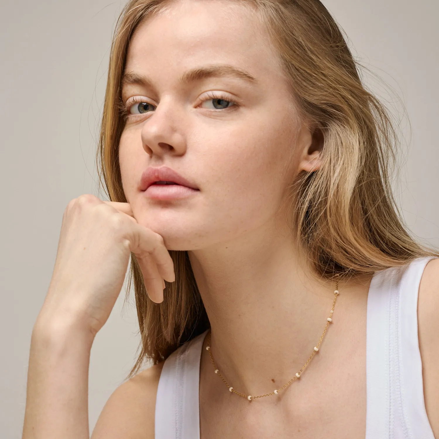 Enamel Lola Bold halskjede Daisy krem