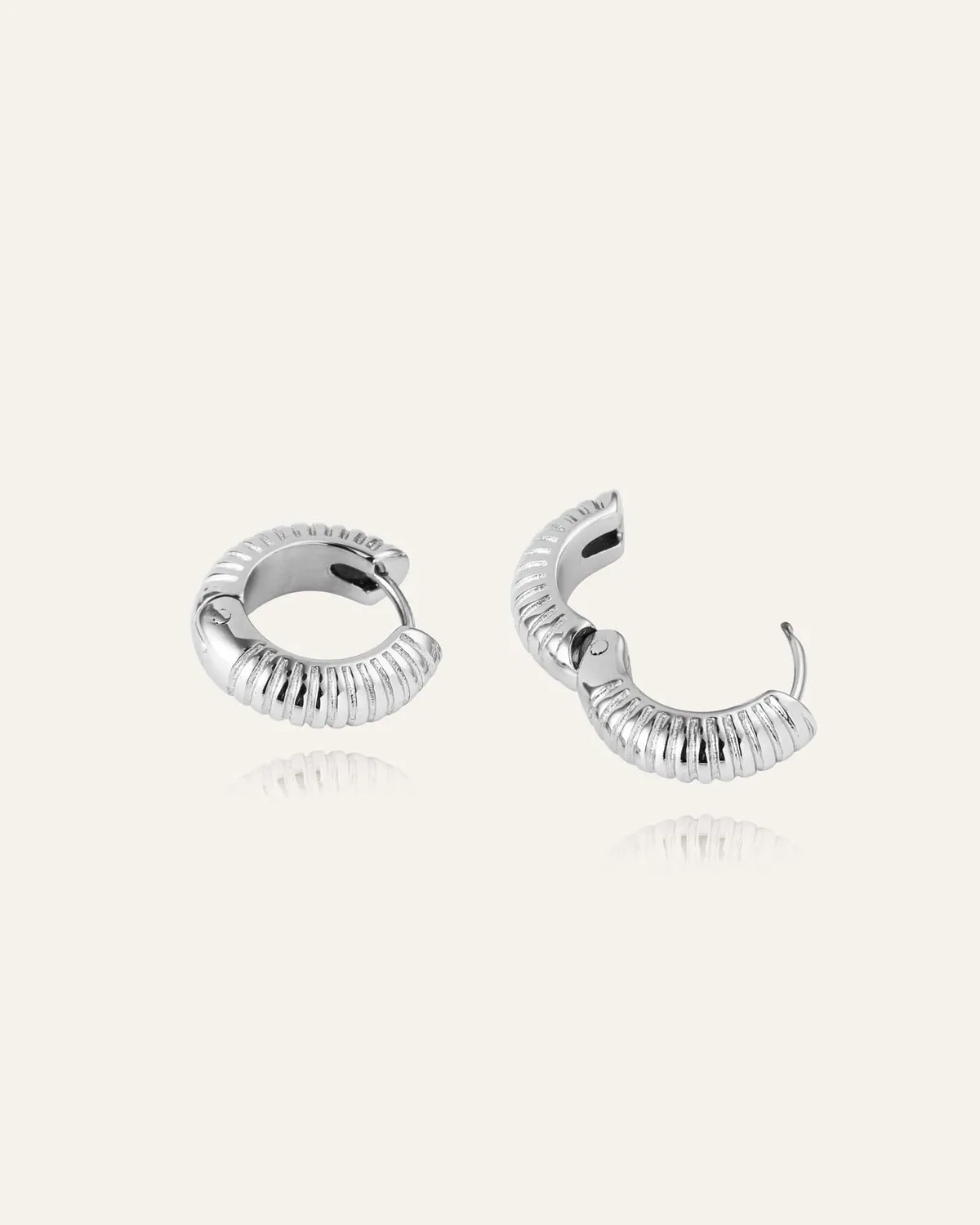 Mockberg Ribbed Hoops Medium øredobber sølv 16 mm vanntett