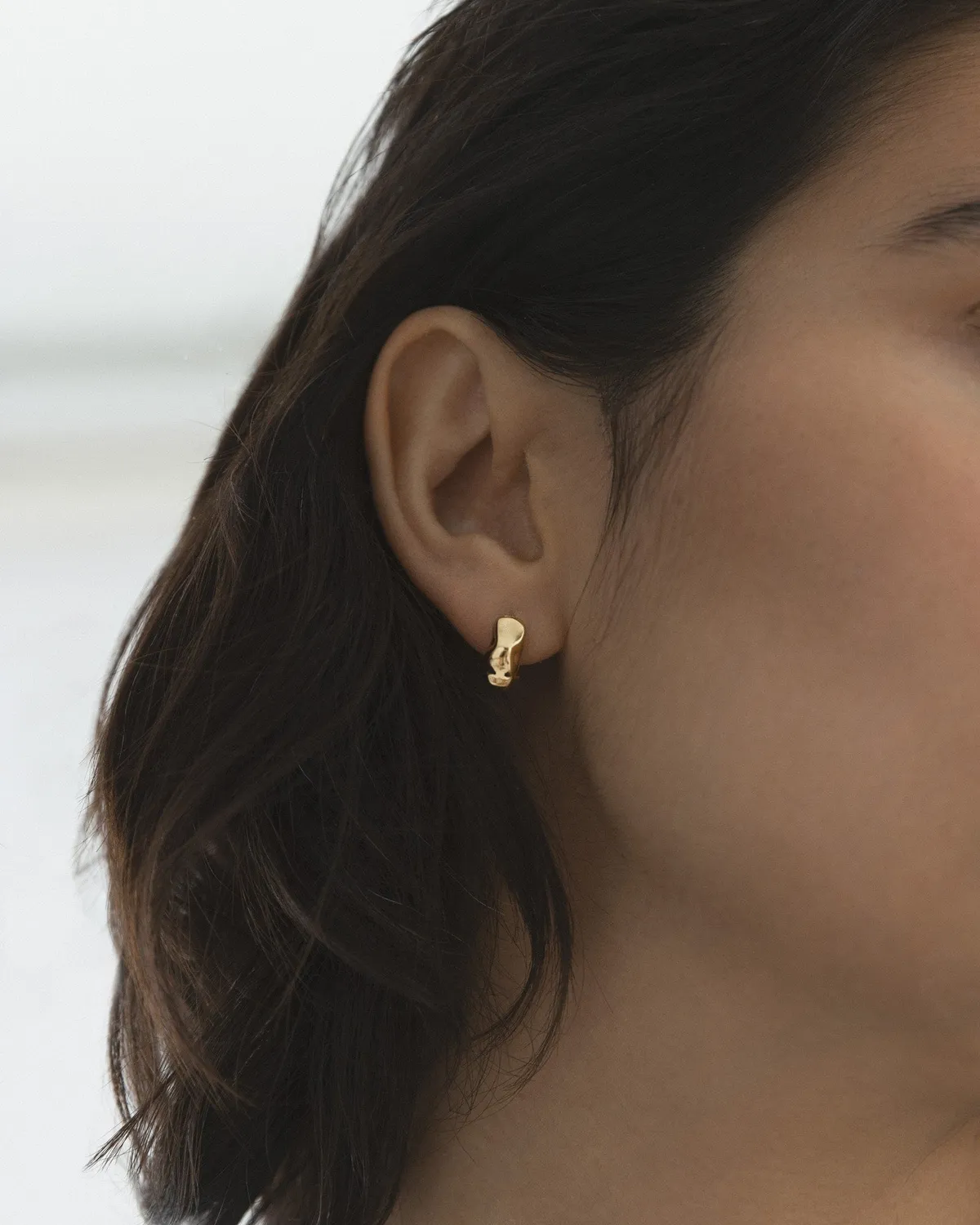 Mockberg Wavy Bolded Mini Hoops øredobber gull 12 mm