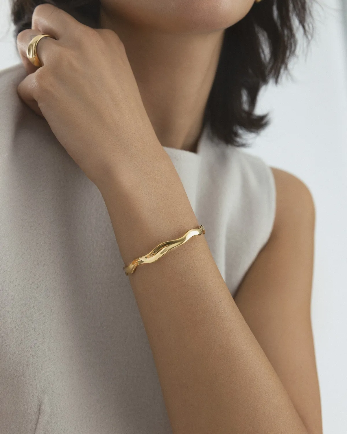 Mockberg Wavy Bolded Cuff armbånd 57x49 mm gull
