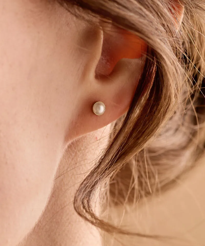 Blomdahl Bezel Pearl øredobb hvit 5 mm gull