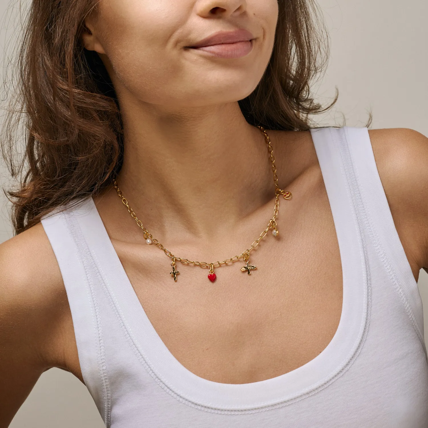 Enamel Amore charm rødt hjerte 6 mm forgylt