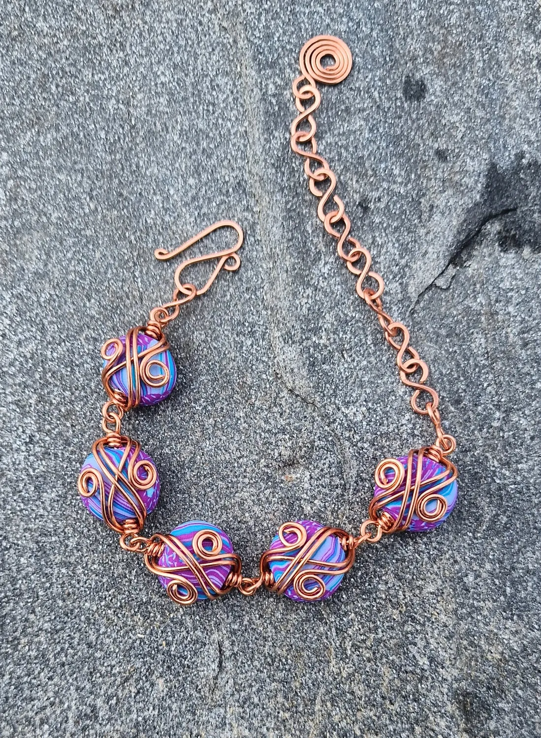 Kunstnerbonden armbånd kobber lilla turkis