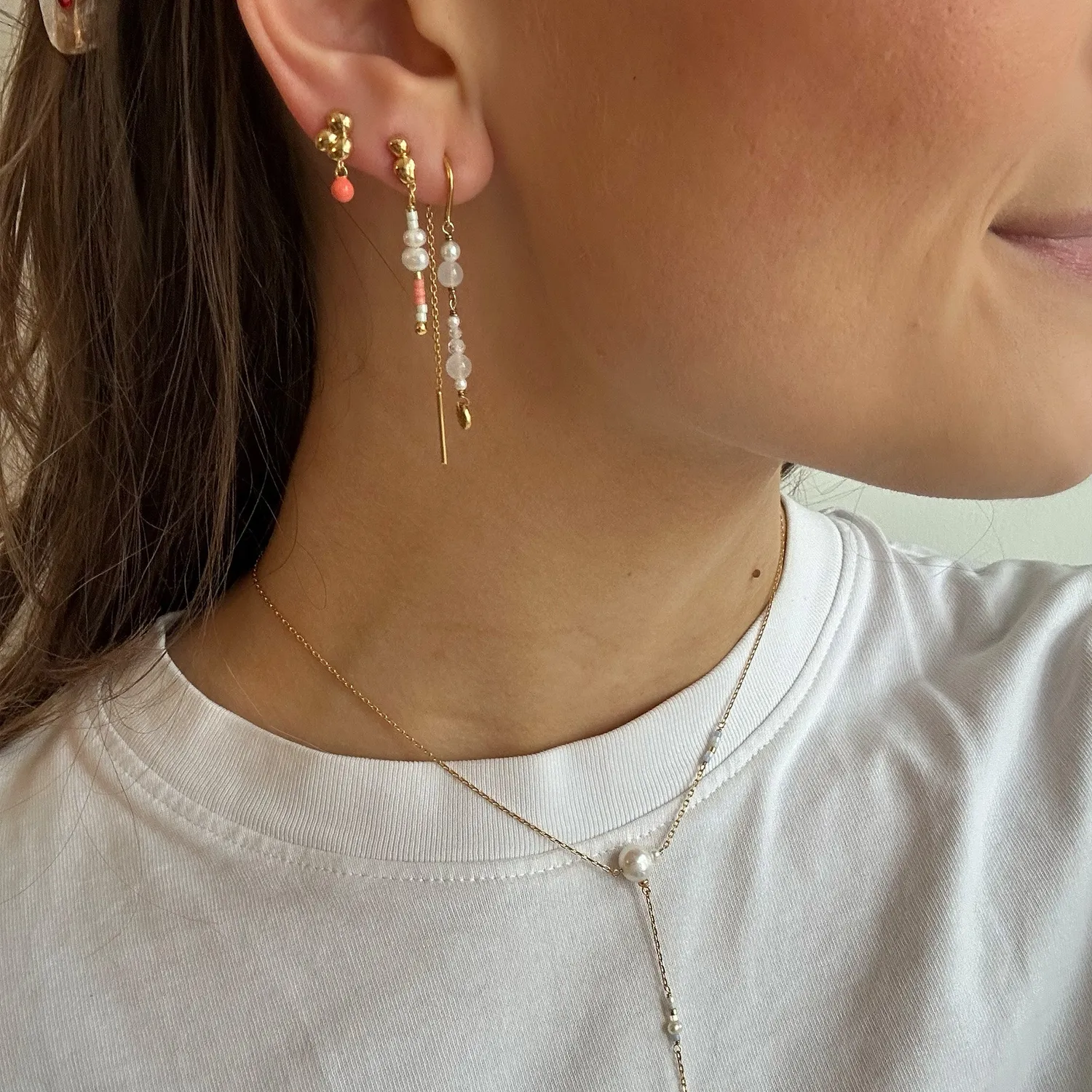 Enamel Sofia øringer hvit perle 55 mm gull