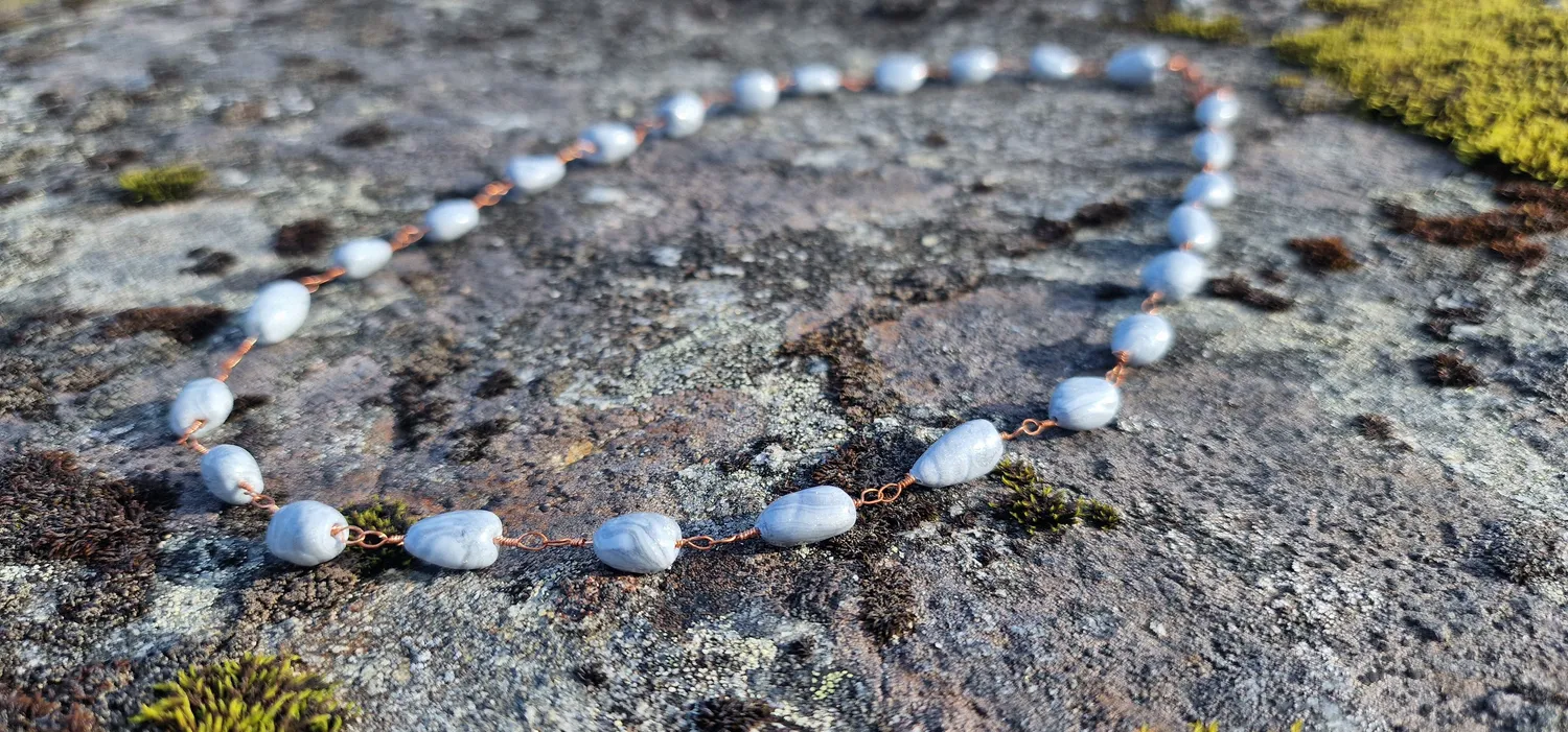 Kunstnerbonden Tinderangler halskjede grå perler