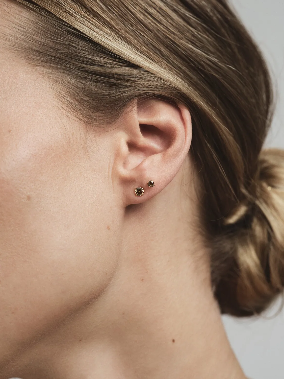 Mockberg Jolie Coffee øredobber gull 4 mm