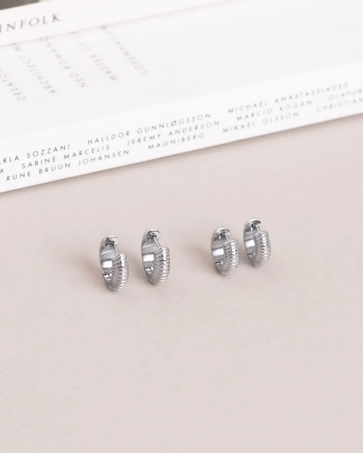 Mockberg Ribbed Hoops Small øredobber sølv stål