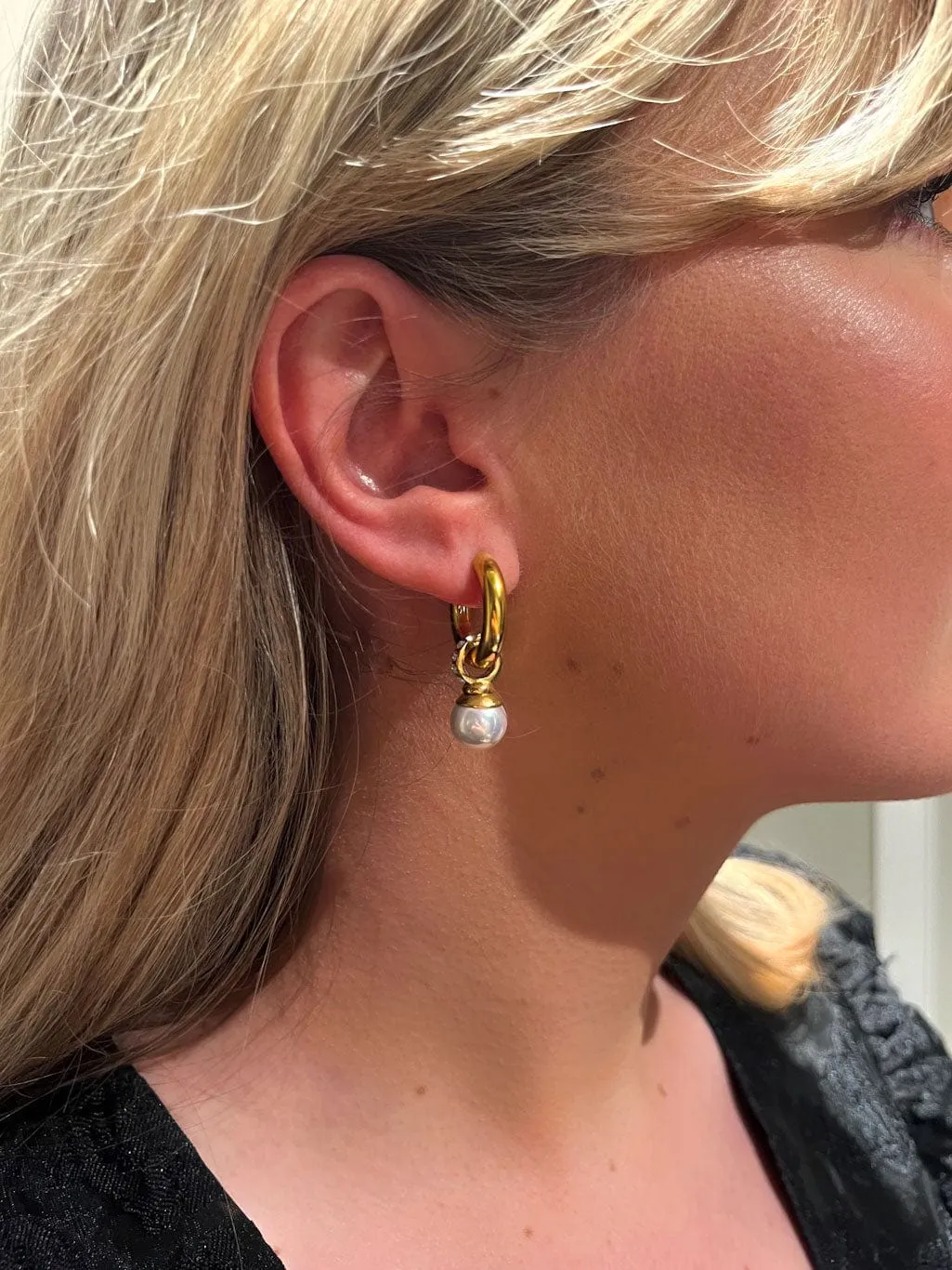 Mea Nani Amalie gullhoops med perle og rhinestones
