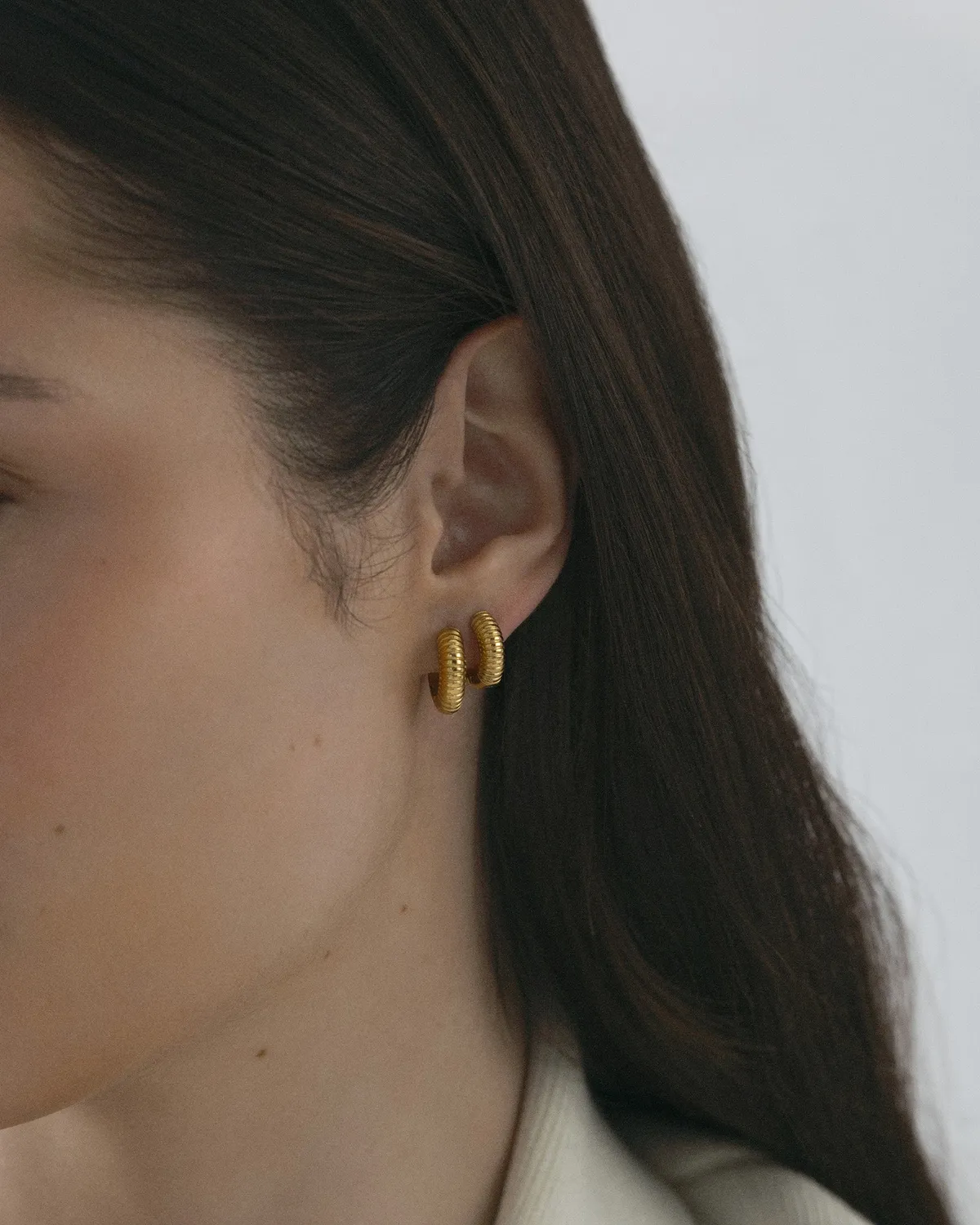 Mockberg Ribbed Hoops Small øredobber gull 14 mm rillet