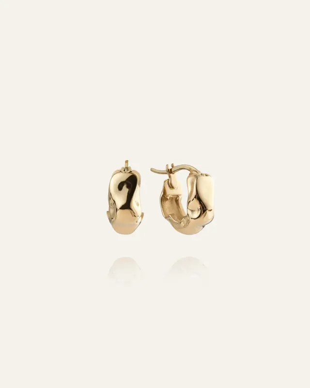 Mockberg Wavy Bolded Mini Hoops øredobber gull 12 mm