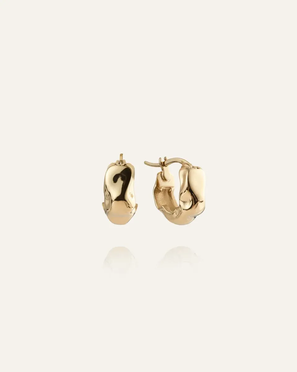 Mockberg Wavy Bolded Mini Hoops øredobber gull 12 mm