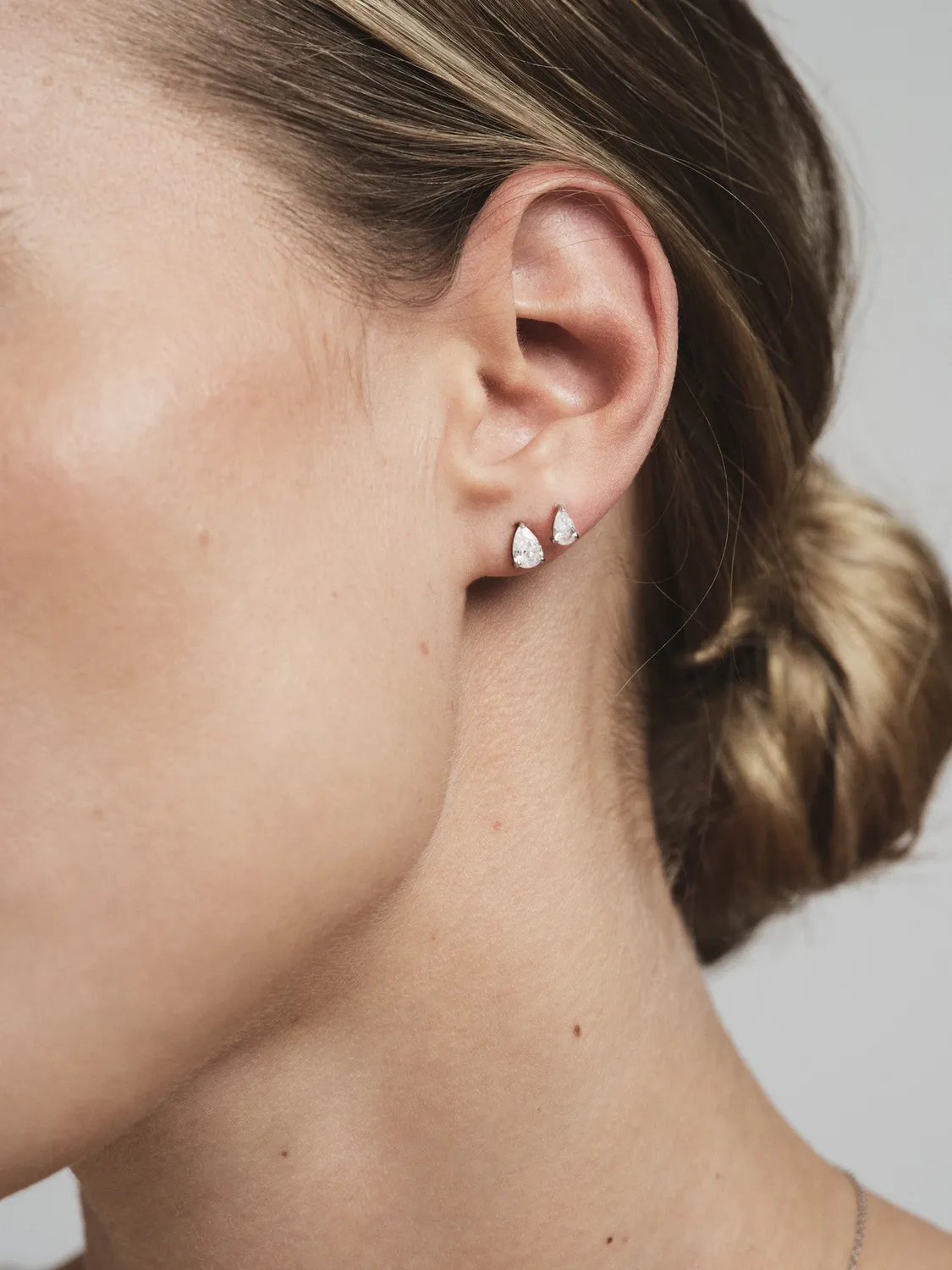 Mockberg Belle White Small ørestuds sølv