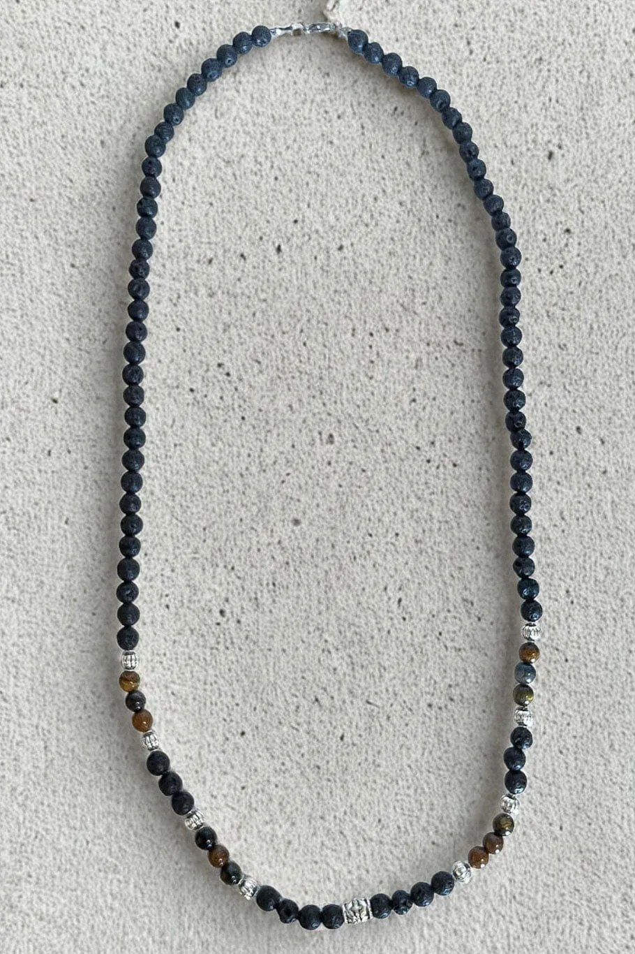 Mea Nani Bris perlekjede menn 66 cm lavastein tigerøye