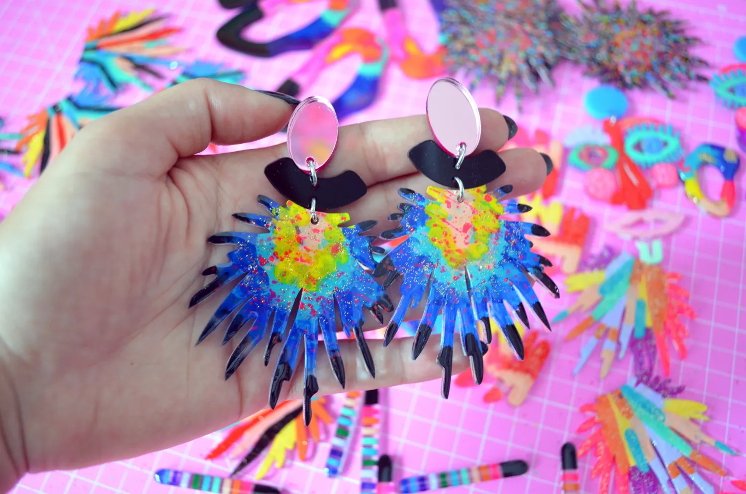 BooandBooFactory Pom Blue and Pink øredobber akryl blå rosa