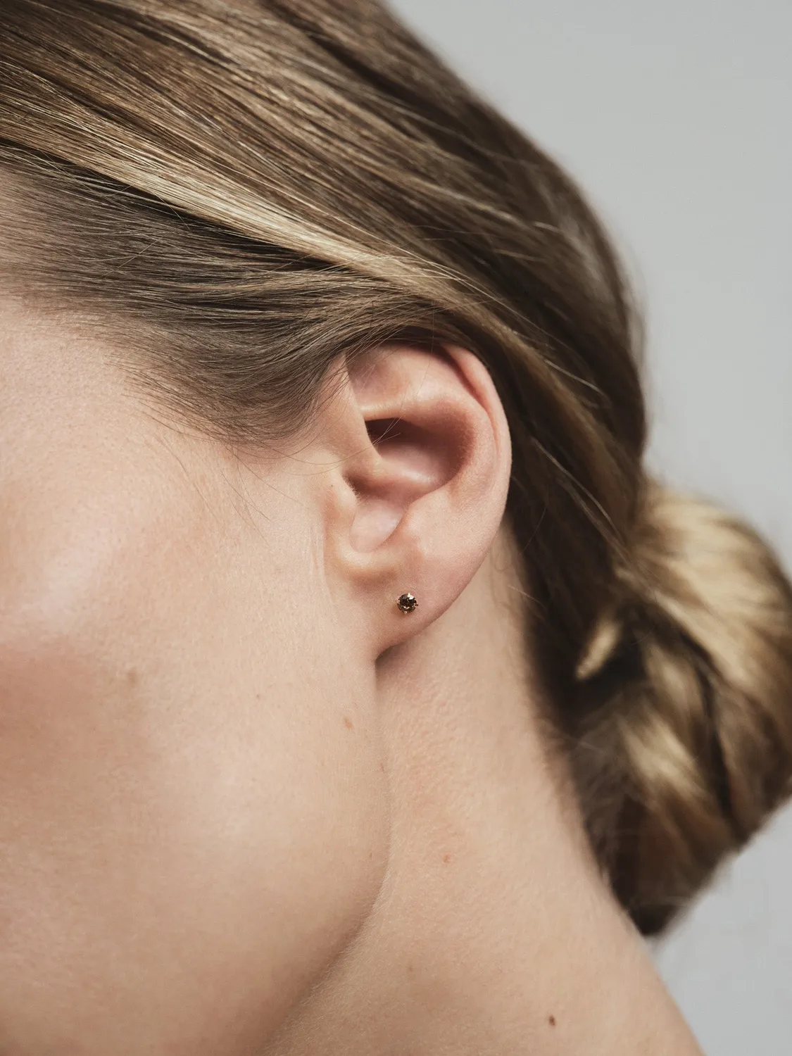 Mockberg Jolie Coffee Small Studs øredobber gull 3 mm