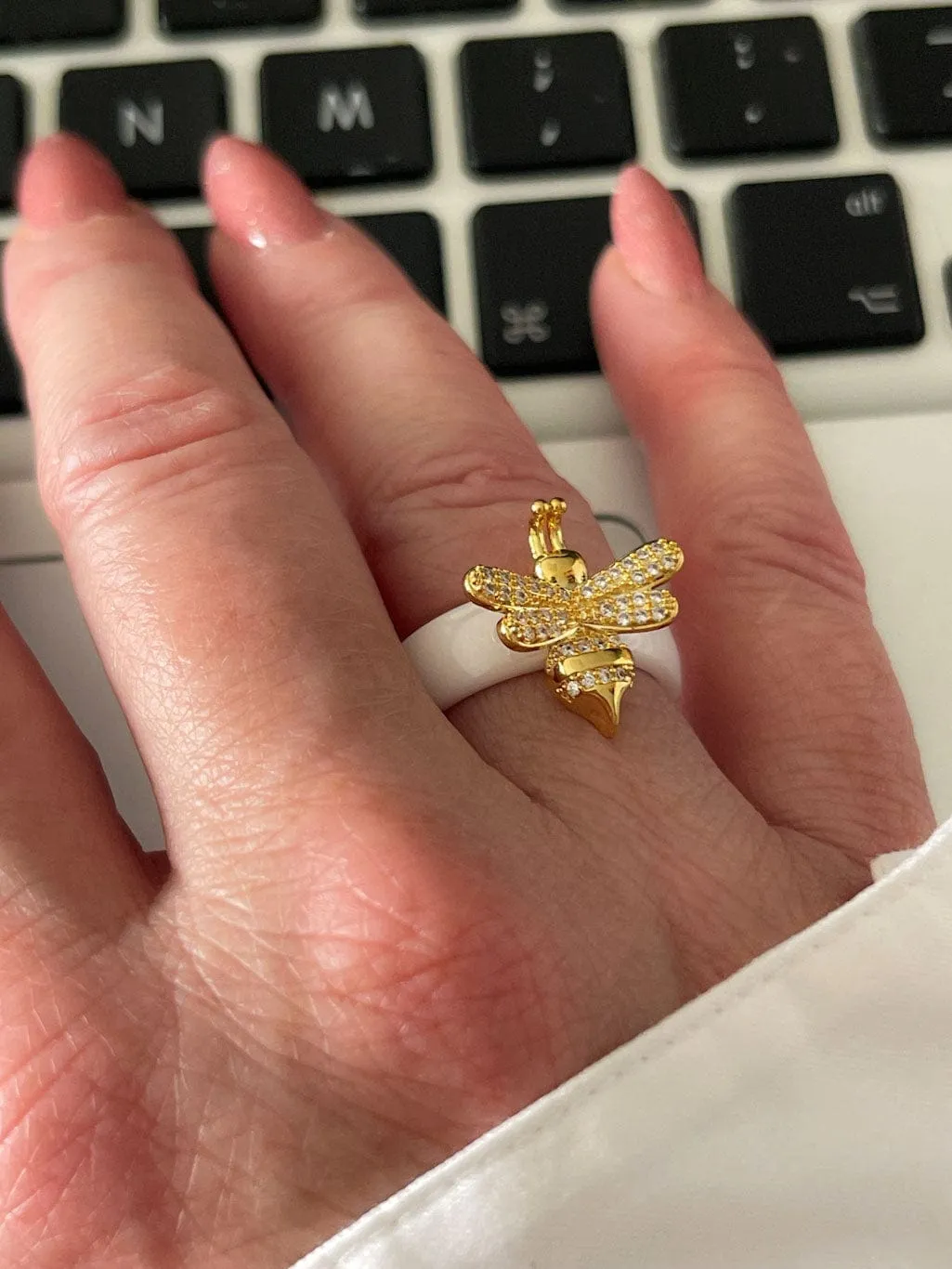 Mea Nani Bie ring hvit keramikk 18K gull 17,5