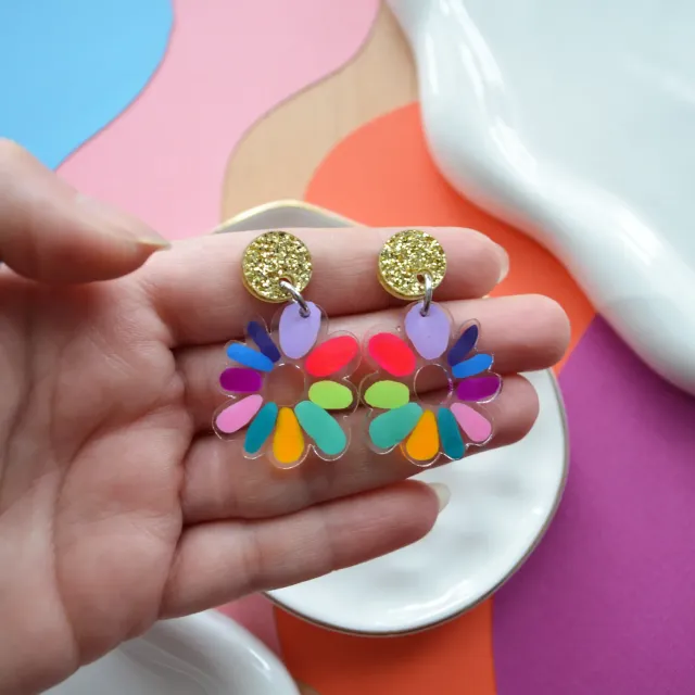BooandBooFactory Neon Rainbow Resin Flower Dangle øredobber