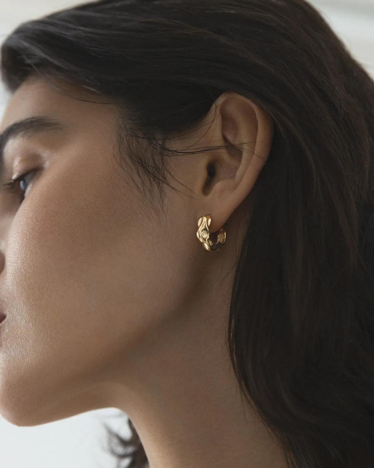 Mockberg Wavy bolded small hoops øredobber gull 16 mm