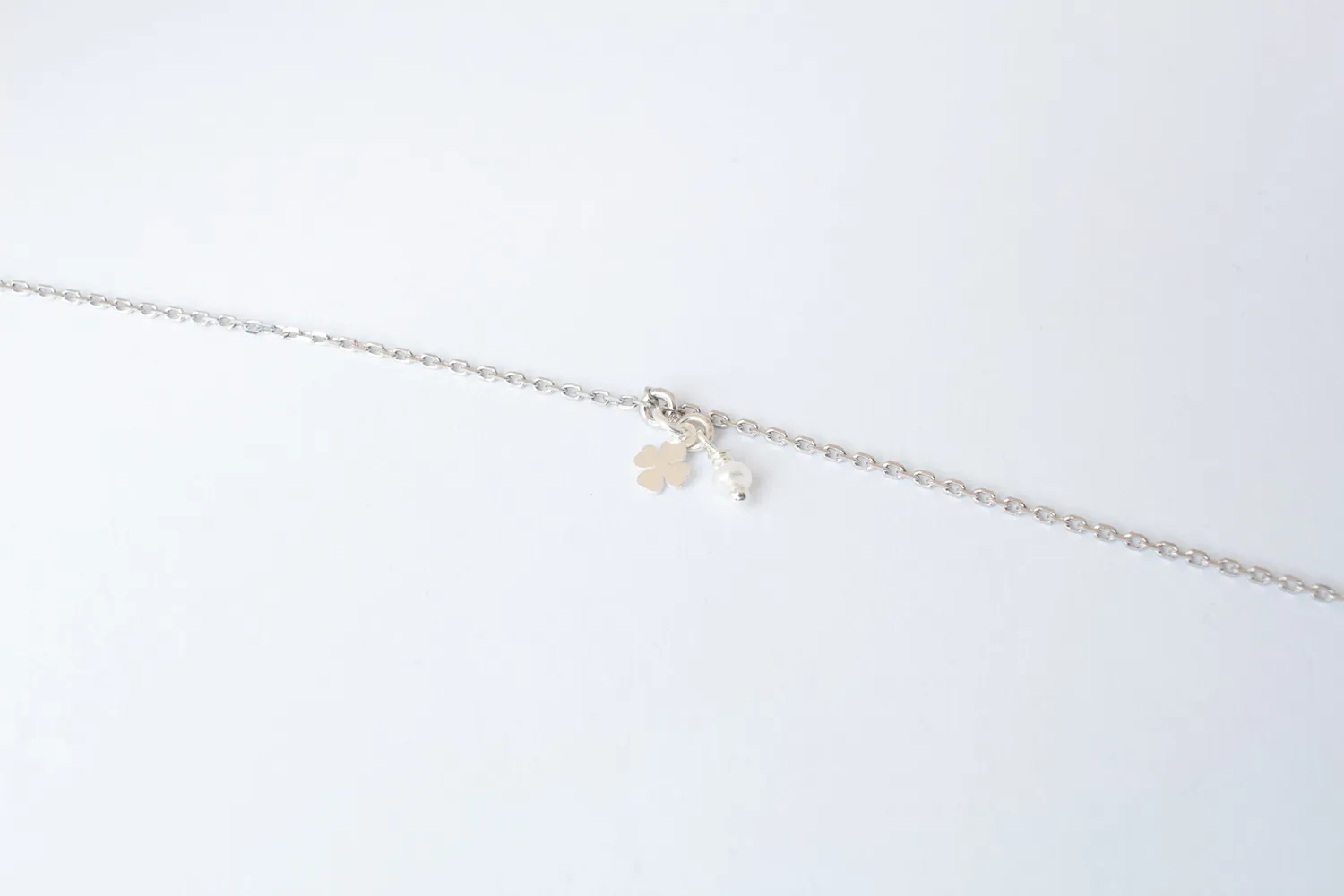 Eremis Mini Clover charm sølv 4 mm