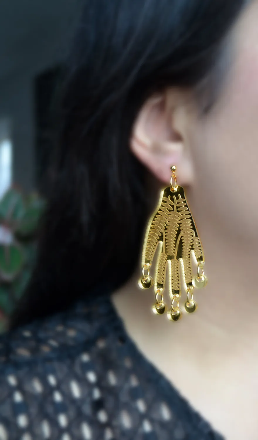 BooandBooFactory Gold Hands with Engraved Flower Vines øredobber gull
