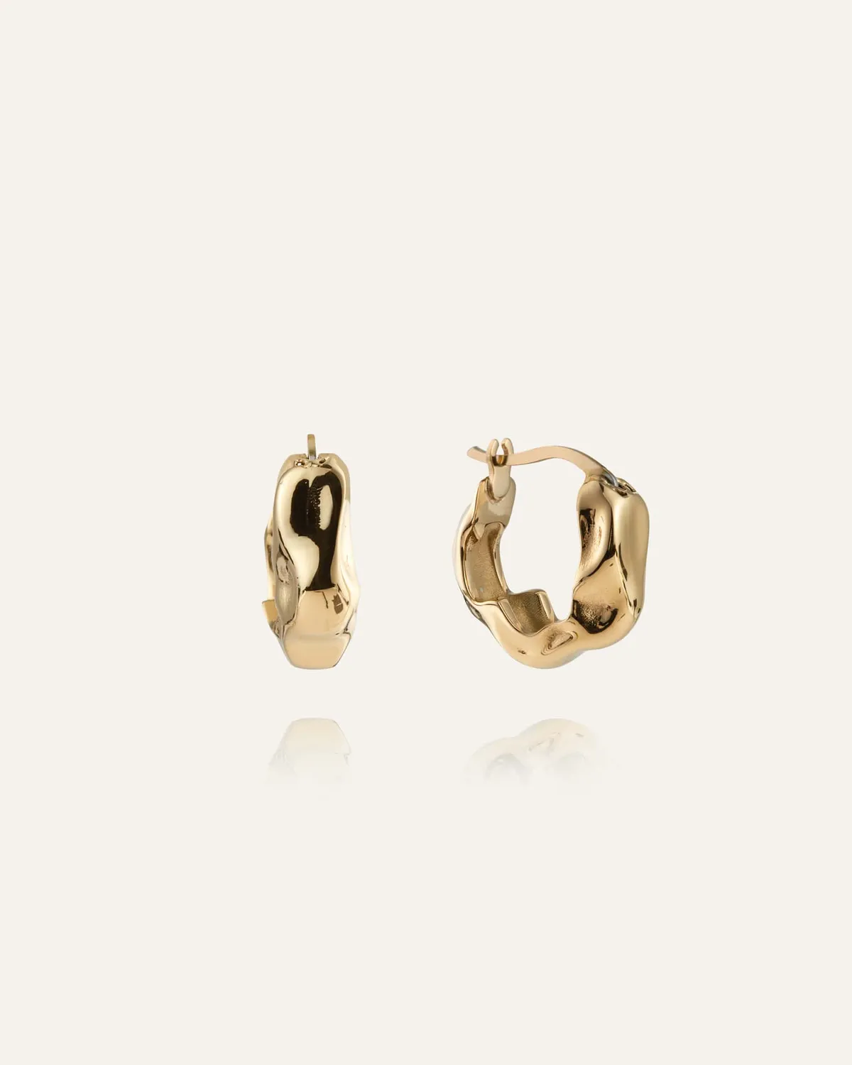 Mockberg Wavy bolded small hoops øredobber gull 16 mm