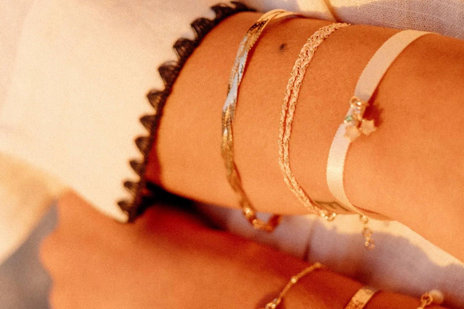Eremis Bandarmbånd satin rosédusk charmbase
