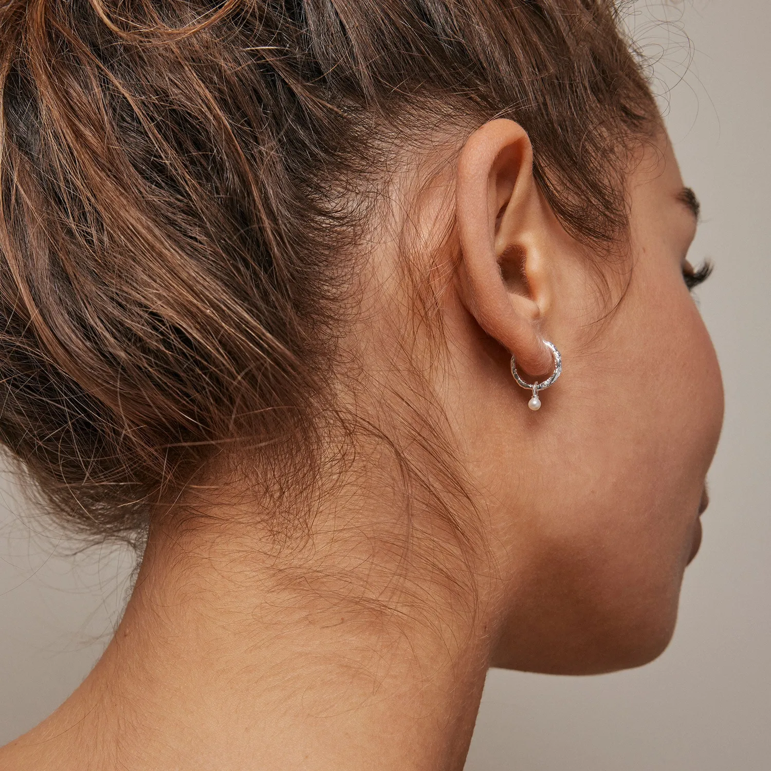 Enamel Belle Pearl hoops 13 mm perle