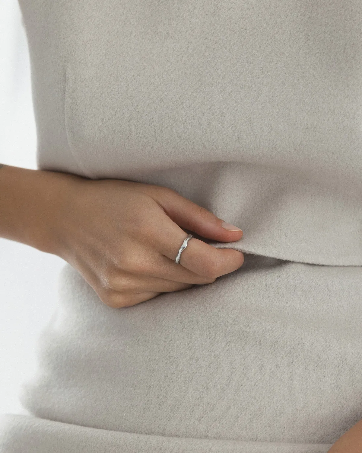Mockberg Wavy Petite ring sølv vanntett stål