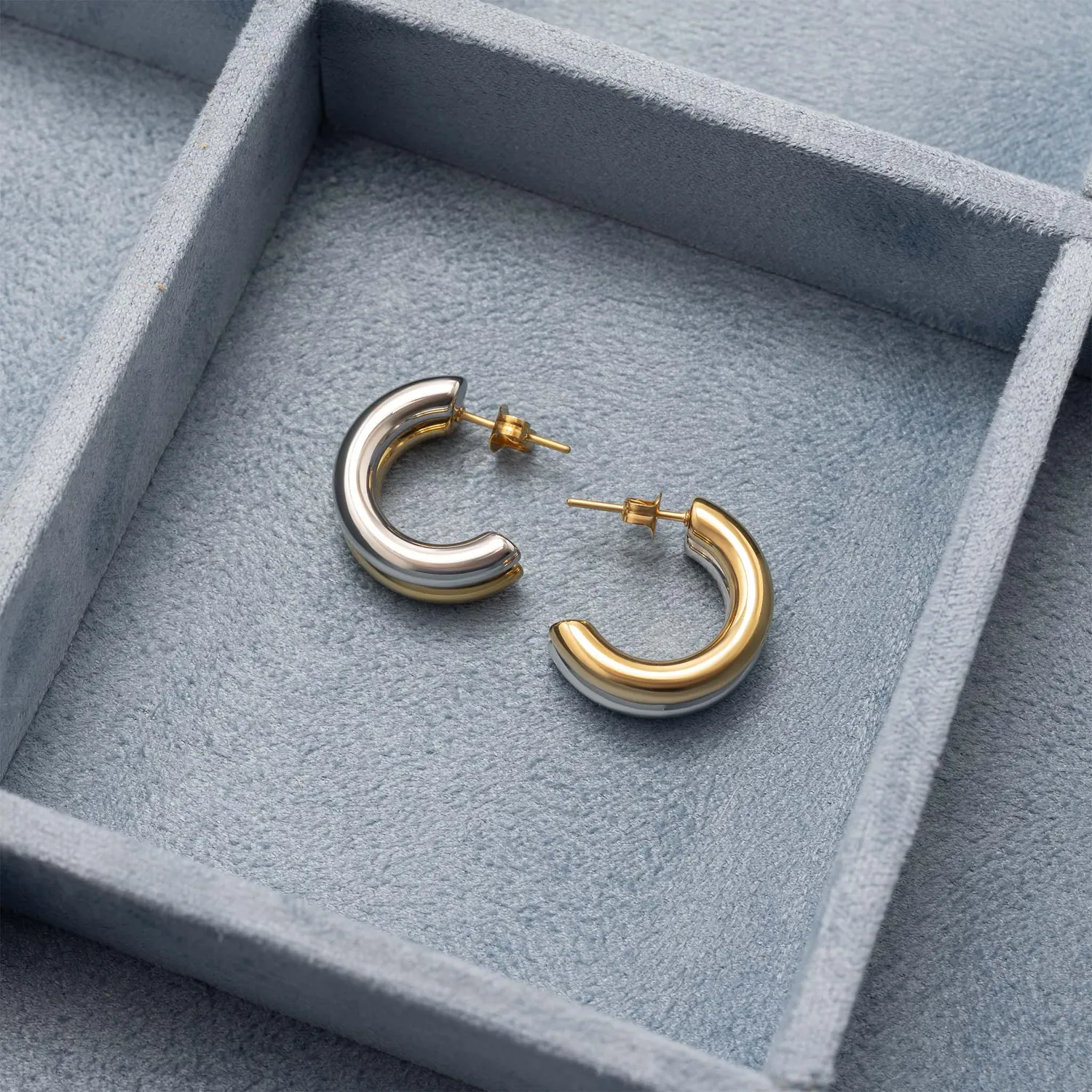 Mea Nani Side by Side hoops gull sølv 18K