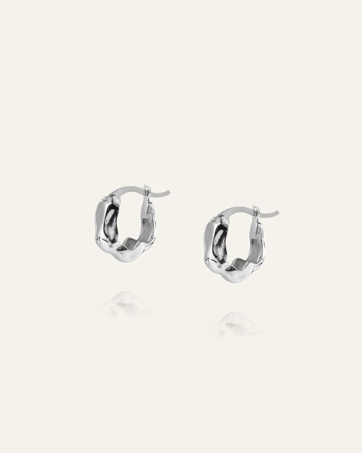 Mockberg Wavy Bolded Mini Hoops øredobber sølv 12 mm