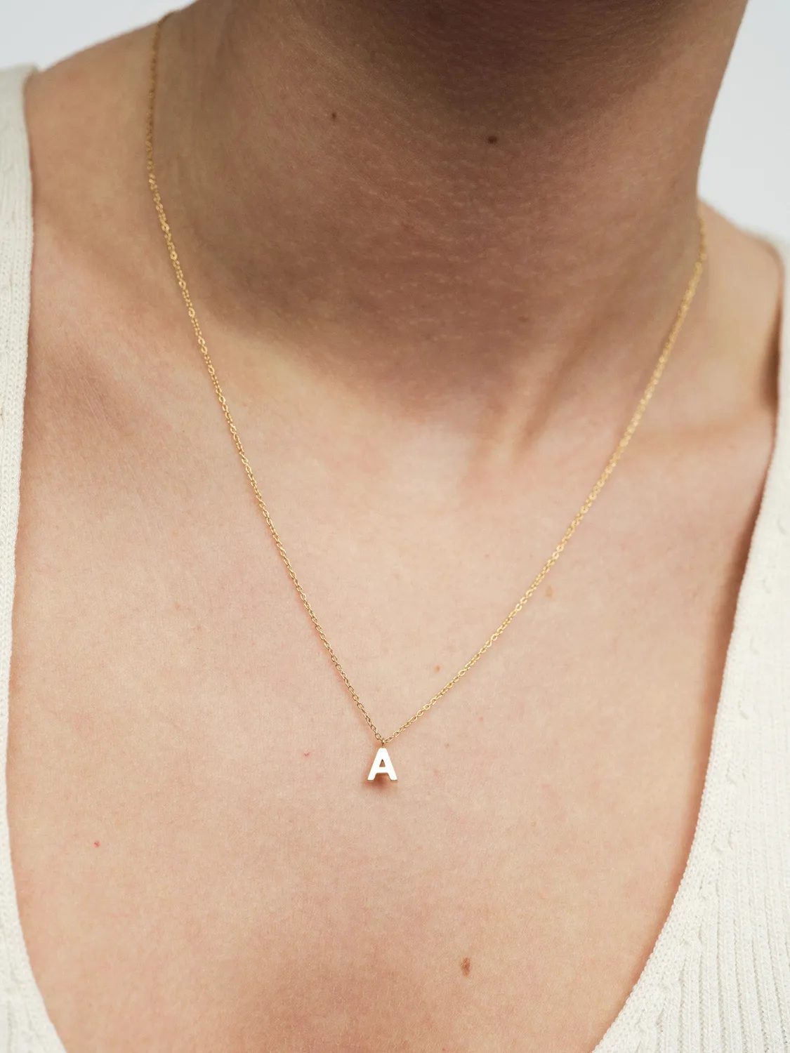 Mockberg Petite Plain Letter halskjede gull bokstav A