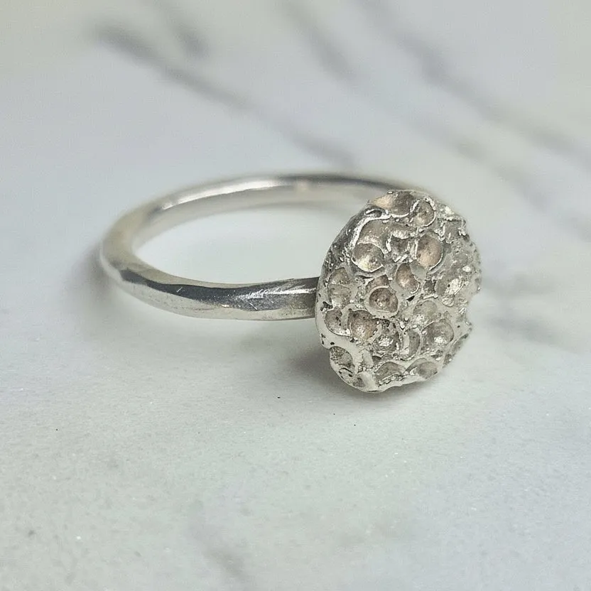 Kunstnerbonden Korall sølvring hamret 2 mm