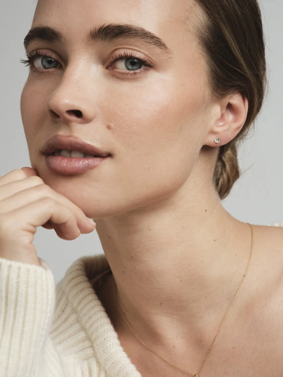 Mockberg Jolie White Medium Studs øredobber gull hvit