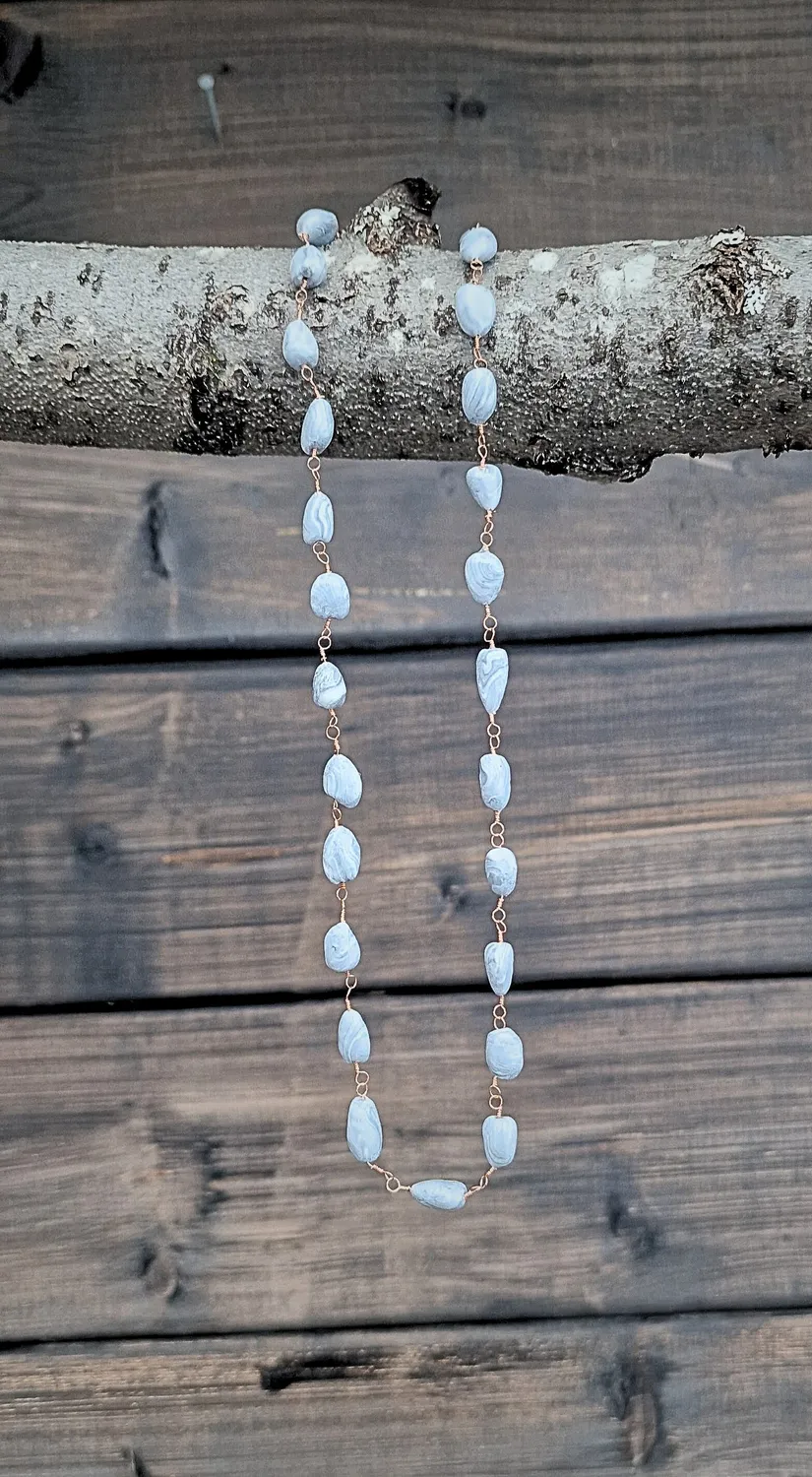 Kunstnerbonden Tinderangler halskjede grå perler
