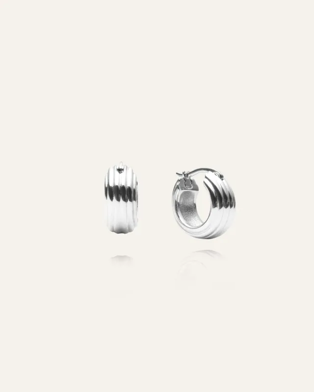 Mockberg Edge Ribbed Small Hoops øredobber 16 mm sølv