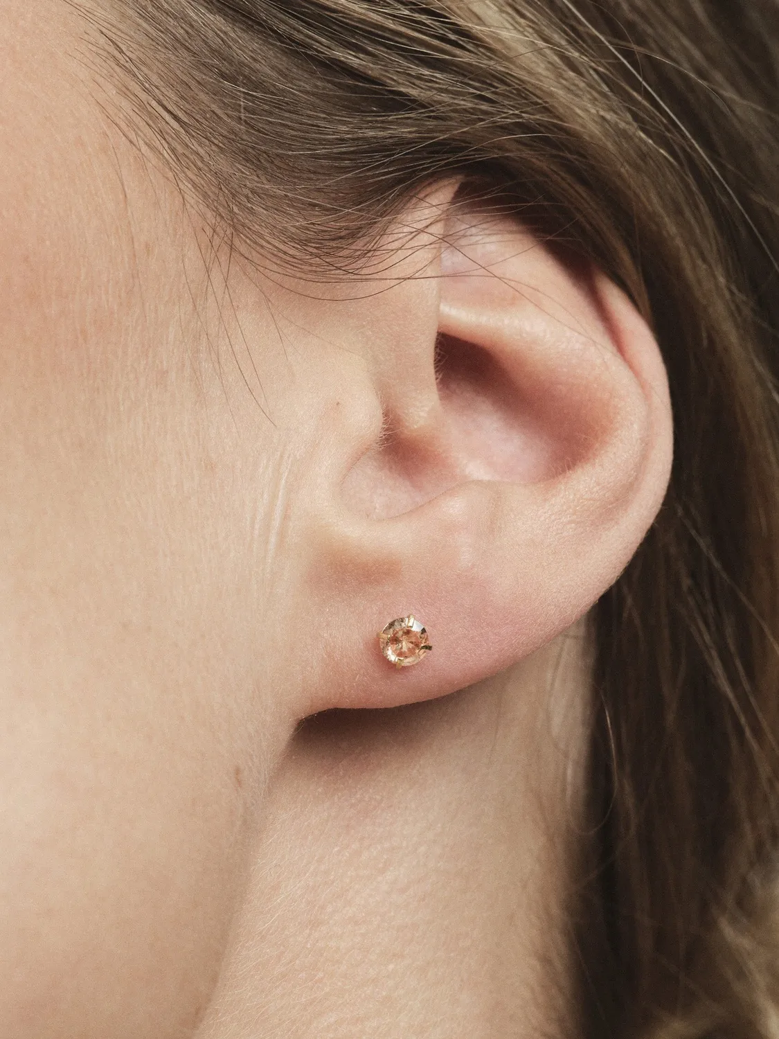 Mockberg Jolie Champagne studs gull 4 mm