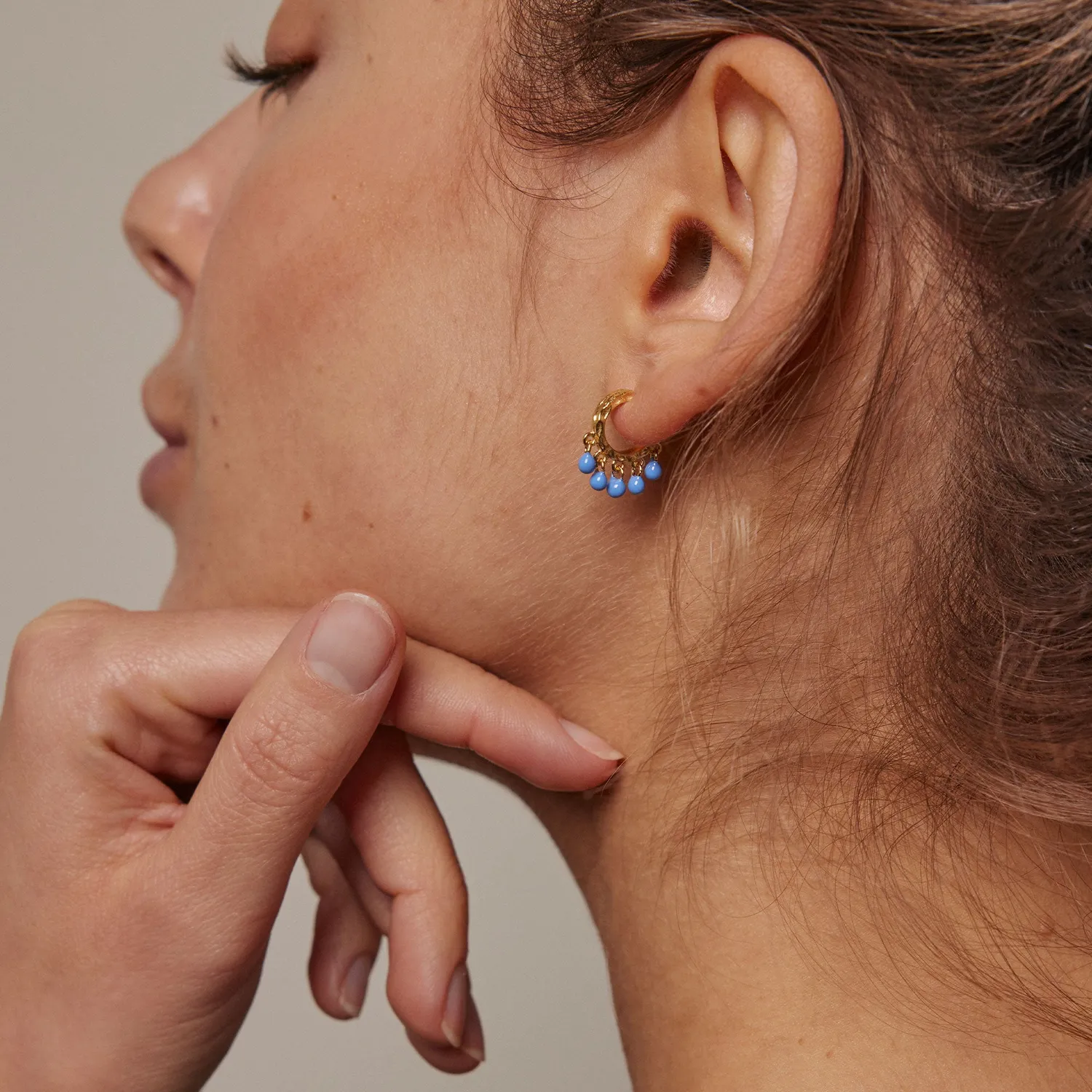 Enamel Astrid hoops 15 x 10 mm kornblomst blå