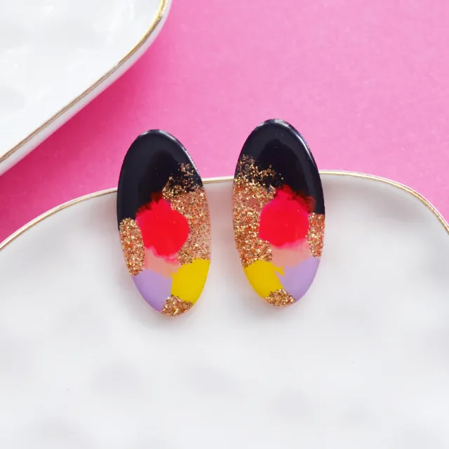 BooandBooFactory Pink and Black Oval øredobber rosa harpiks