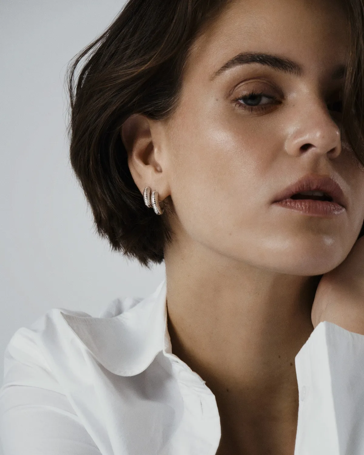 Mockberg Ribbed Hoops Medium øredobber sølv 16 mm vanntett