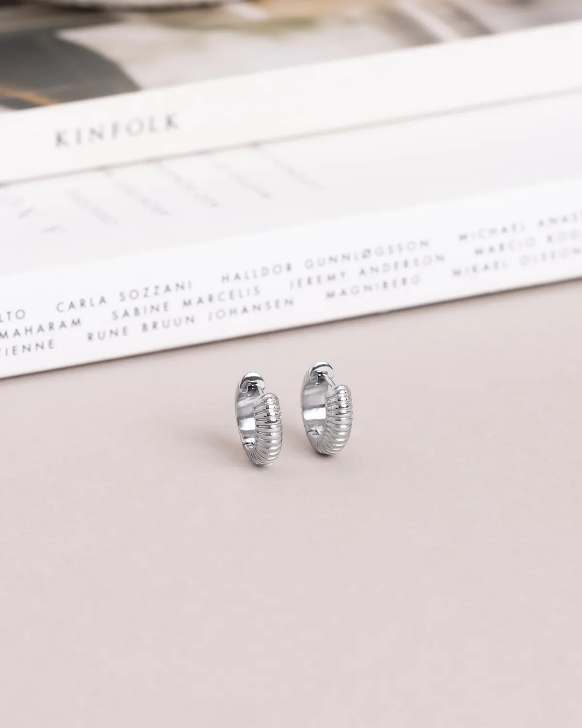 Mockberg Ribbed Hoops Medium øredobber sølv 16 mm vanntett