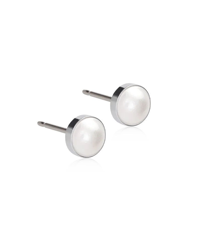 Blomdahl Bezel Pearl øredobber white perle titan