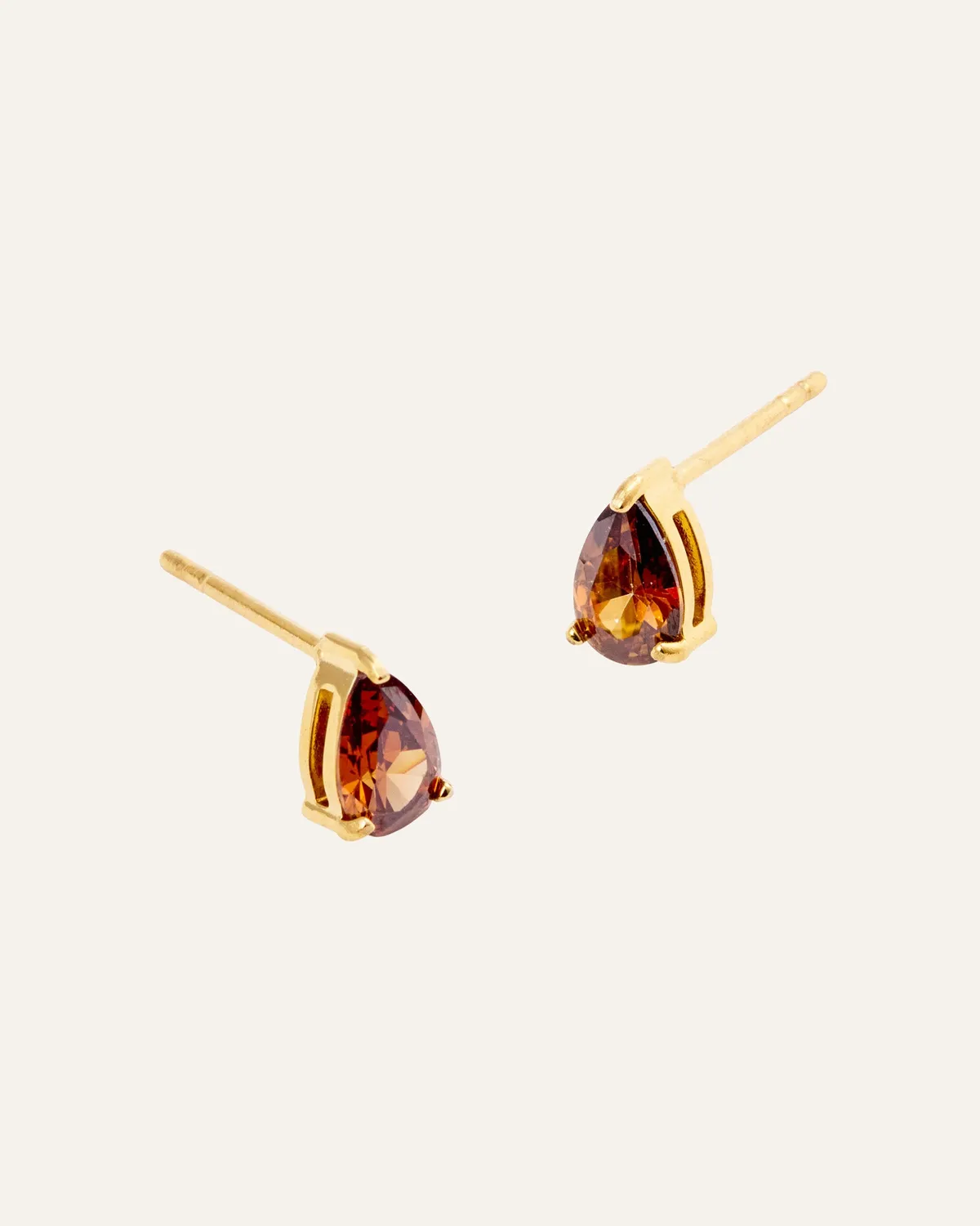 Mockberg Belle Coffee Medium Studs gull 6x4 mm