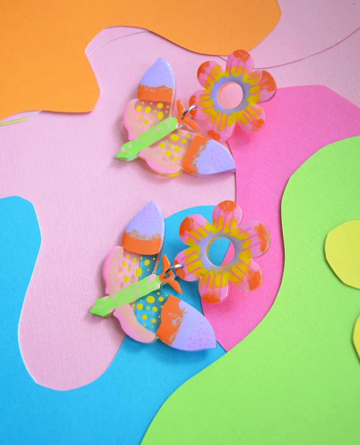 BooandBooFactory Mod Butterfly akryl øredobber rosa gul