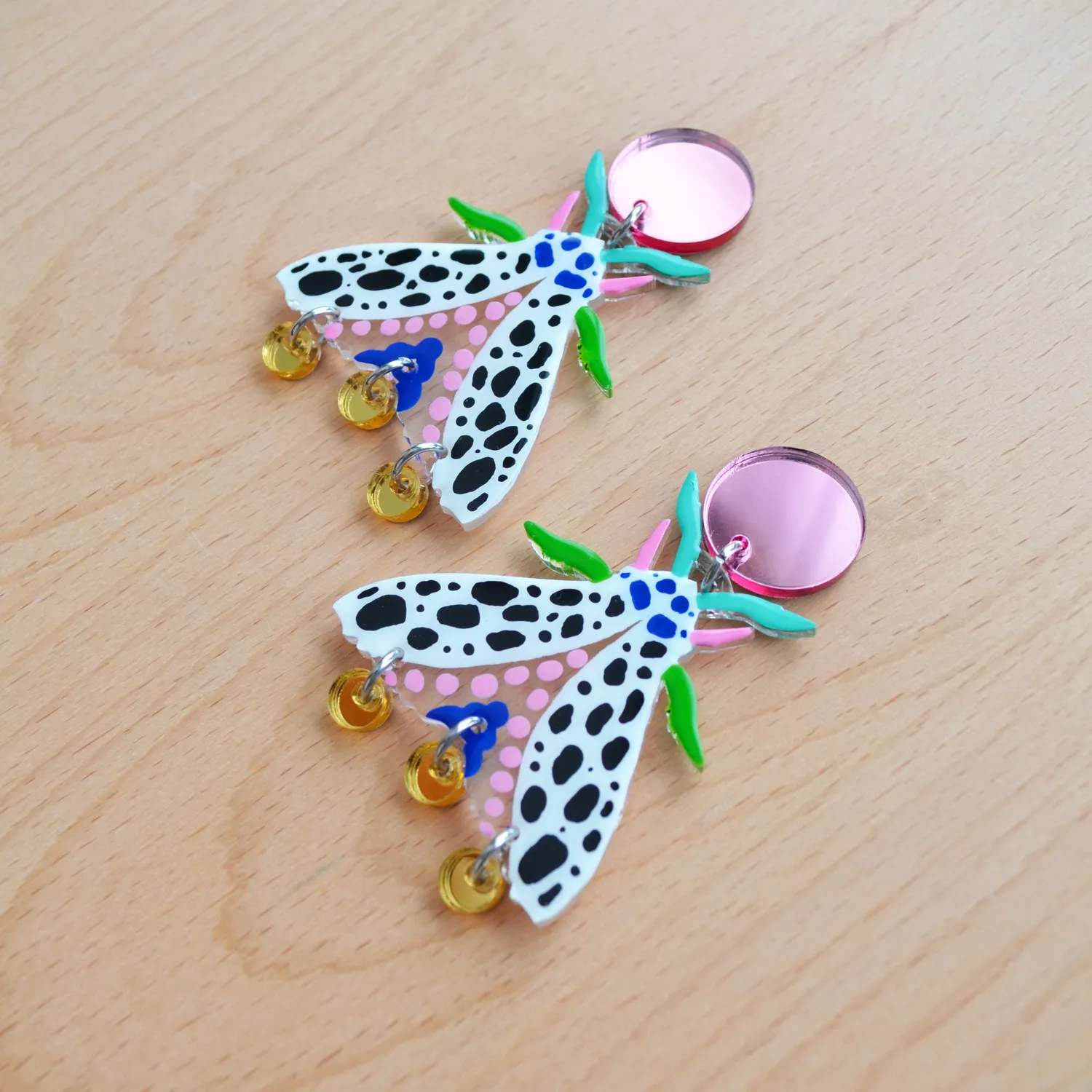 BooandBooFactory Black and White Spotted Moth øredobber akryl svart hvit