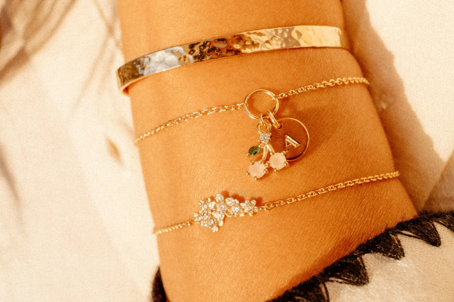 Eremis Cerise charm 18k gull anheng