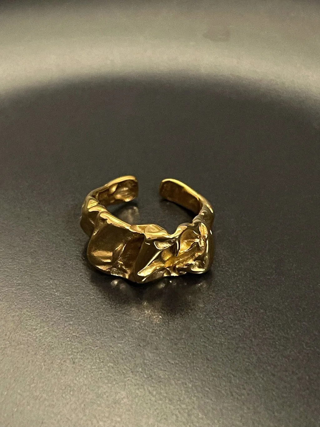 Mea Nani Lava ring 18K gull str 17 chunky
