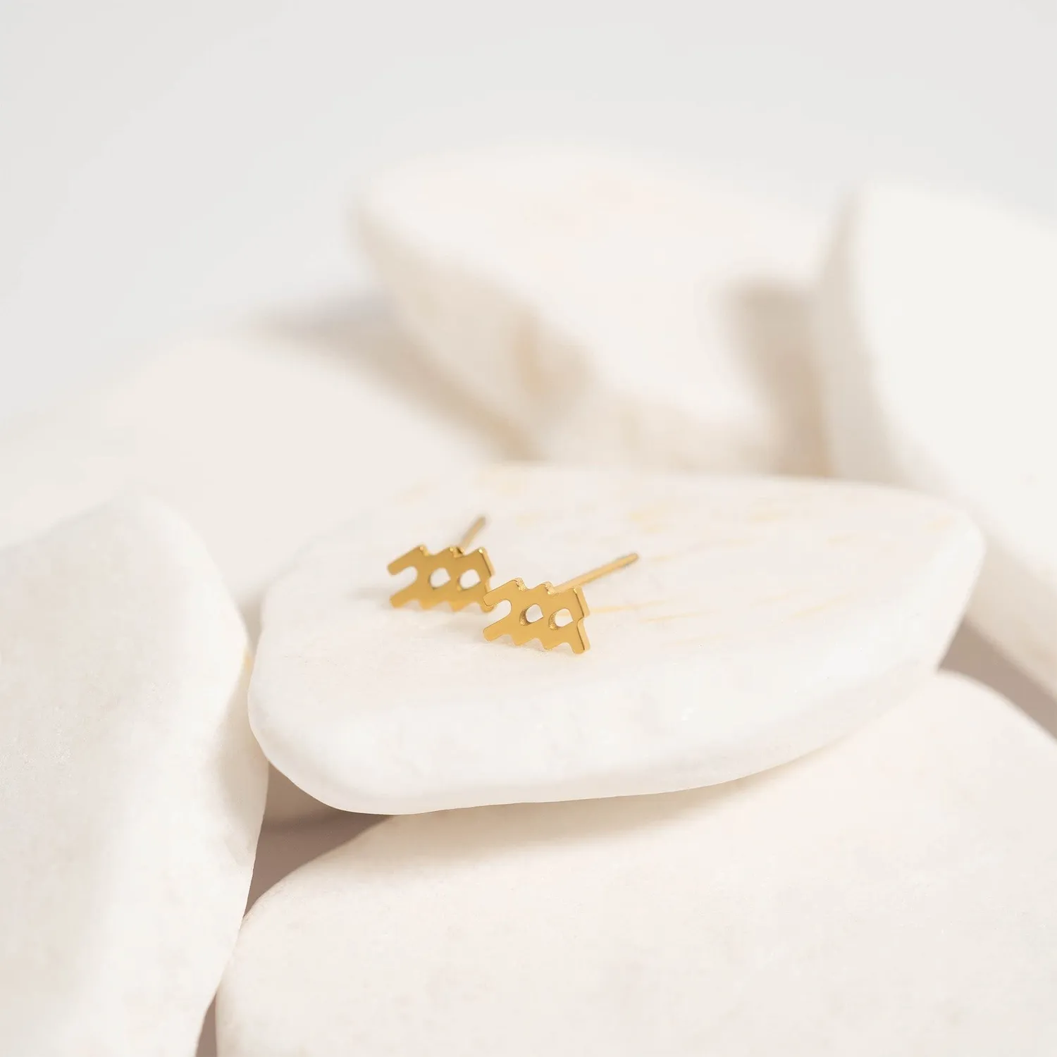 Mea Nani Zodiac Sign Studs øredobber gull