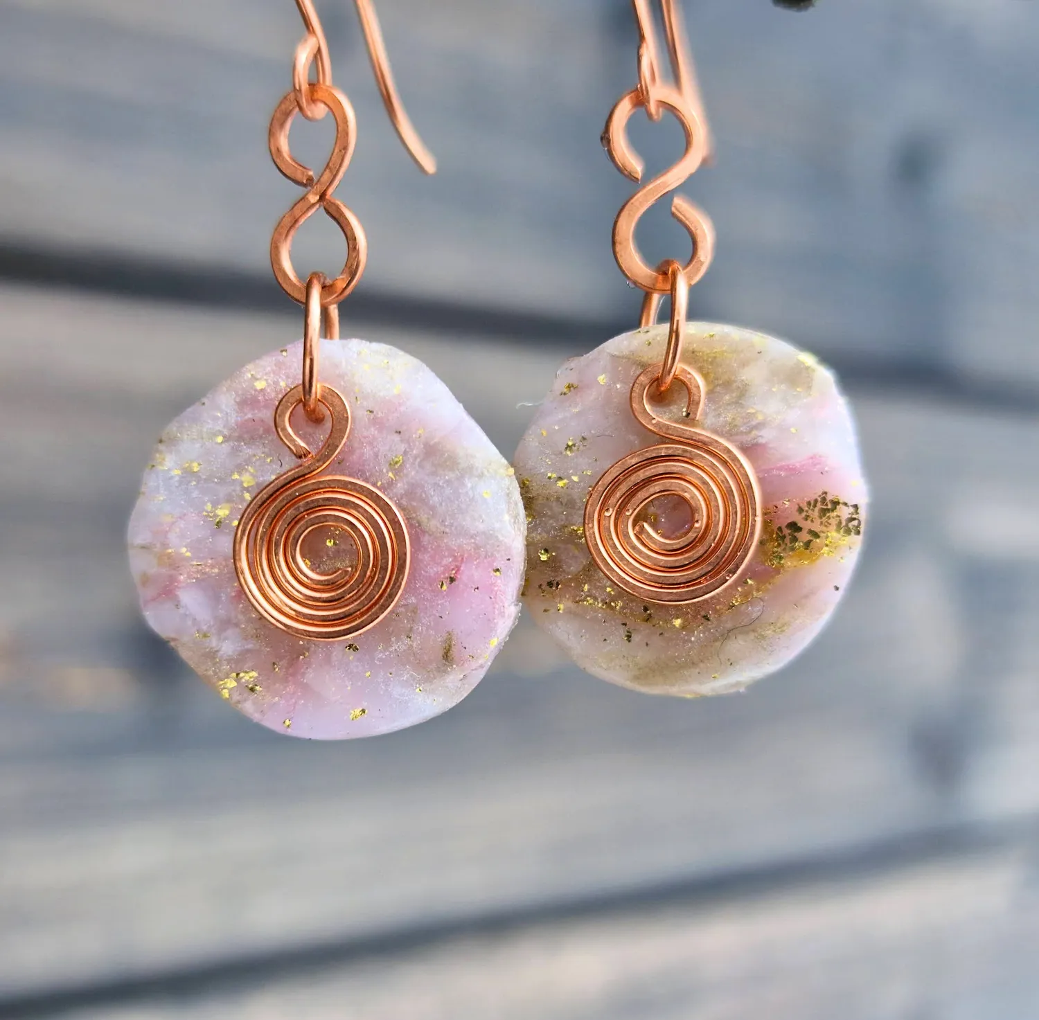 Kunstnerbonden Dreamy øredobber rosa gull marmor