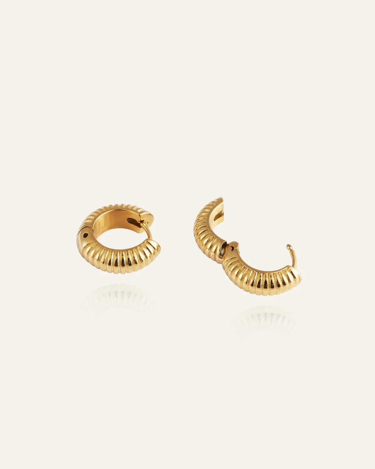 Mockberg Ribbed Hoops Small øredobber gull 14 mm rillet